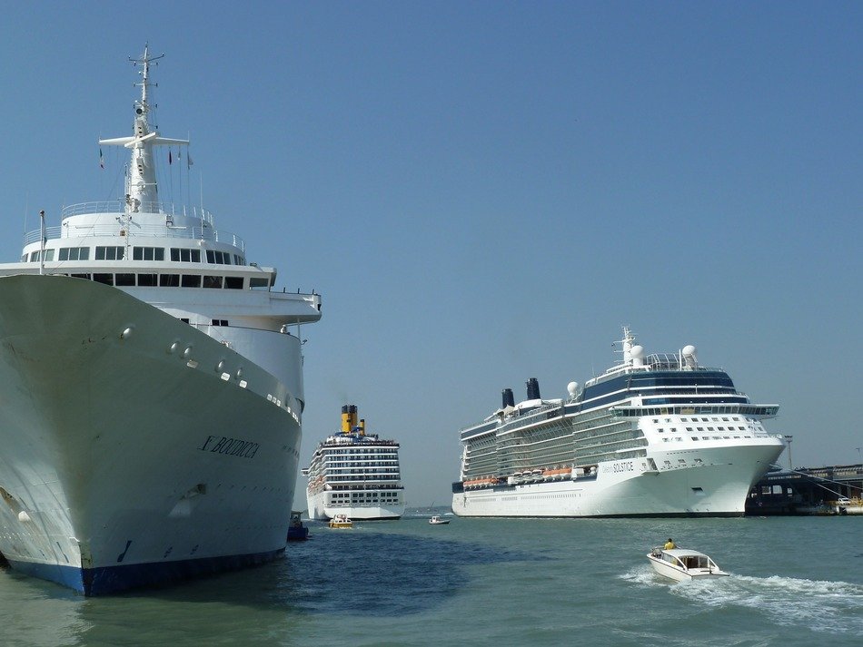 cruise liners in the mediterranean sea