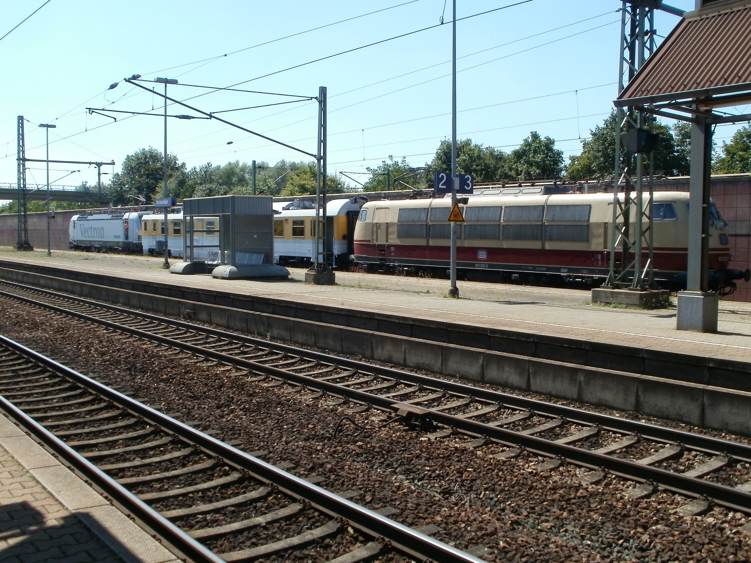 Hockenheim Train Station. Электричка на рельсах спереди.