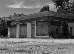 picture of the abandoned gas station