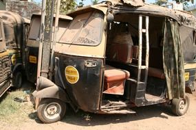 old rusty taxi in india