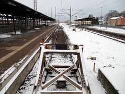 buffer stop, end of railroad track at railway station