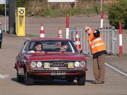 car driver audi 100 asks the way