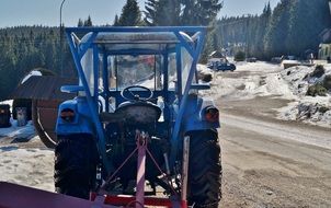 oldtimer blue tractor