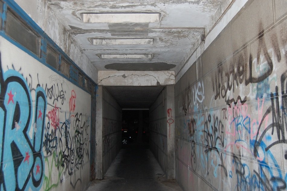 Picture of alley in the evening
