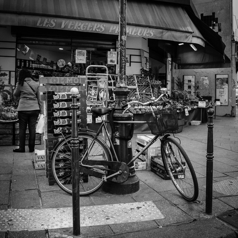 Black and white photo of Street in Paris