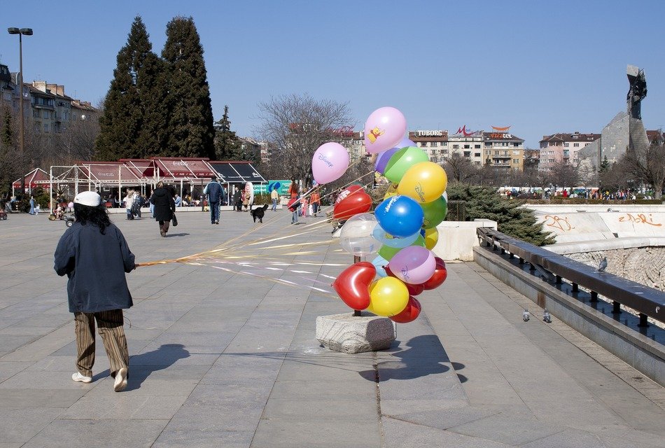 woman with balloons in the square