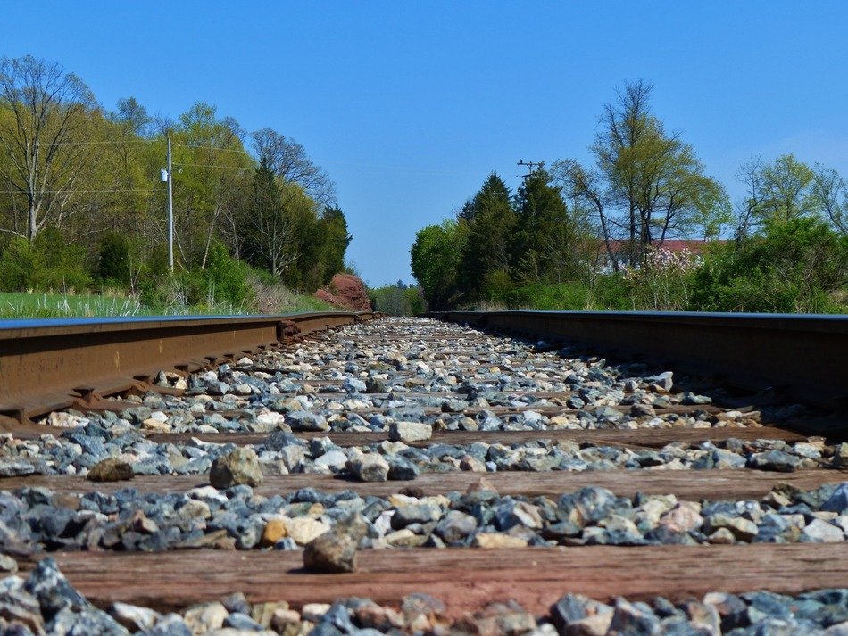 railroad tracks among to gettysburg among the trees