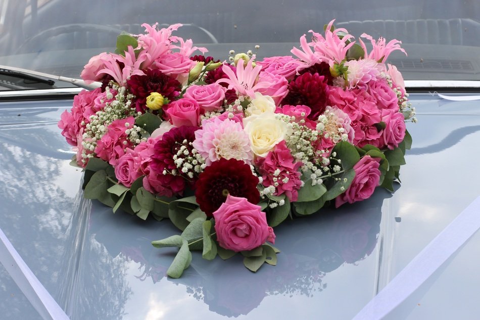 Wedding floral decorations on the car