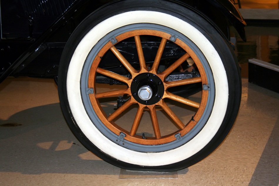 wheel with spokes in the building