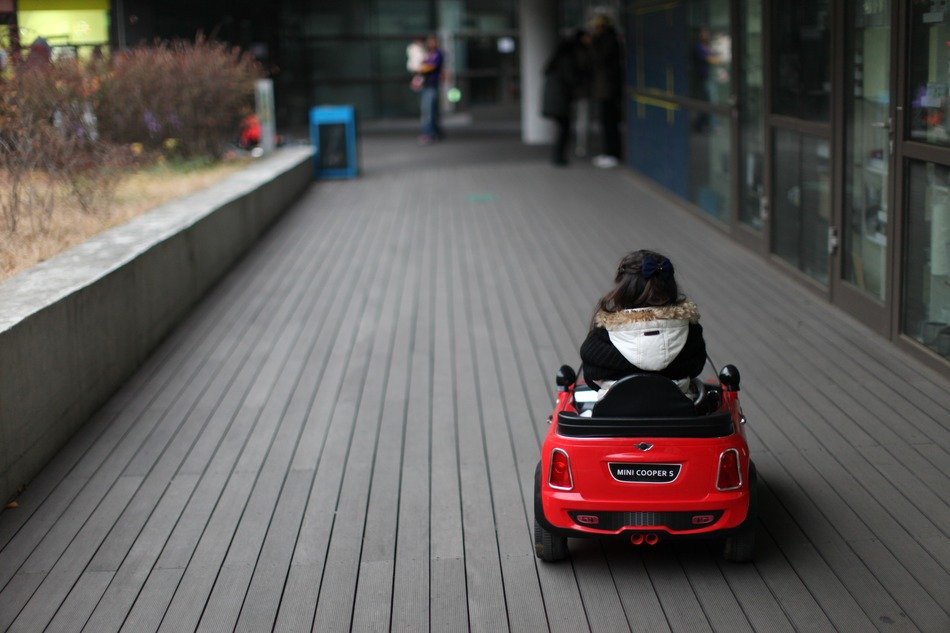 the child drives a mini cooper