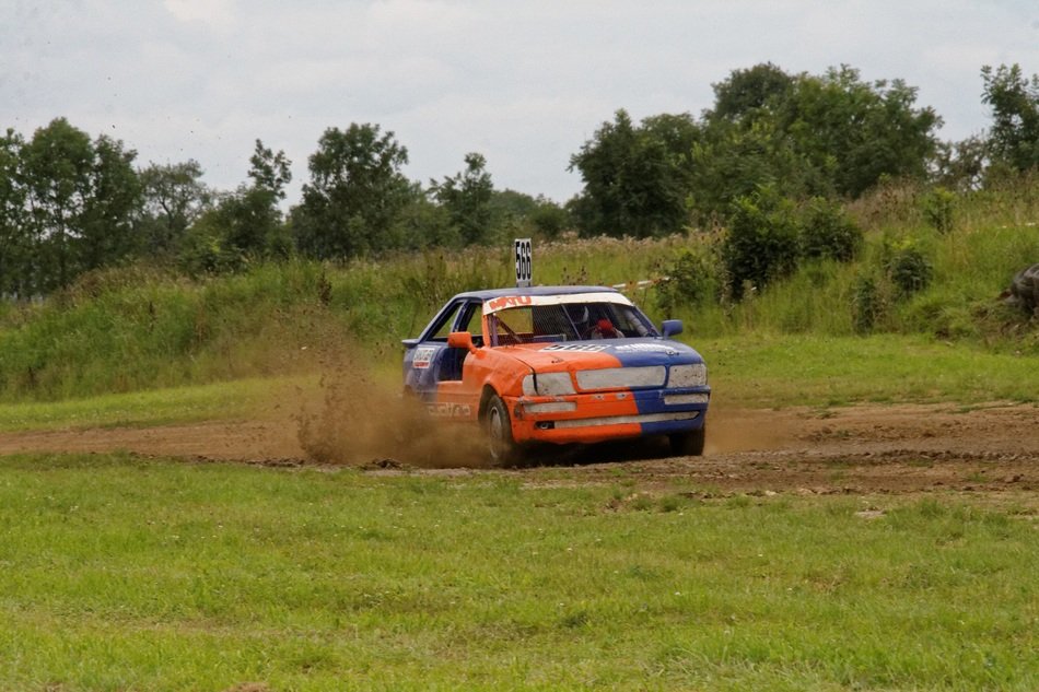 car speeds on the track in autocross