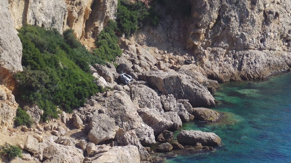 accident on the rocky shore