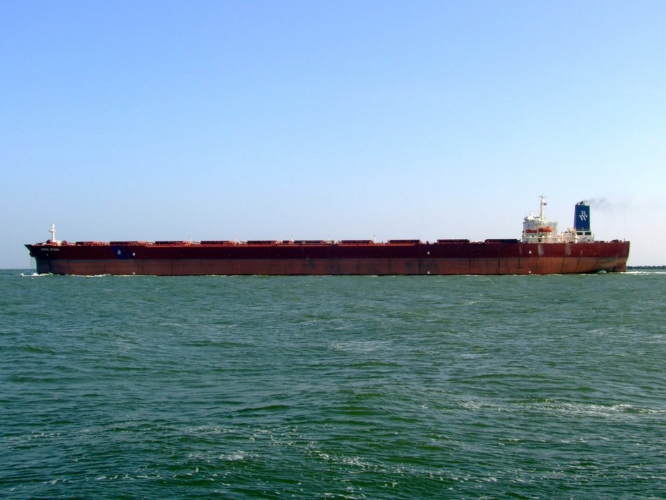 berge stahl leaving from a port