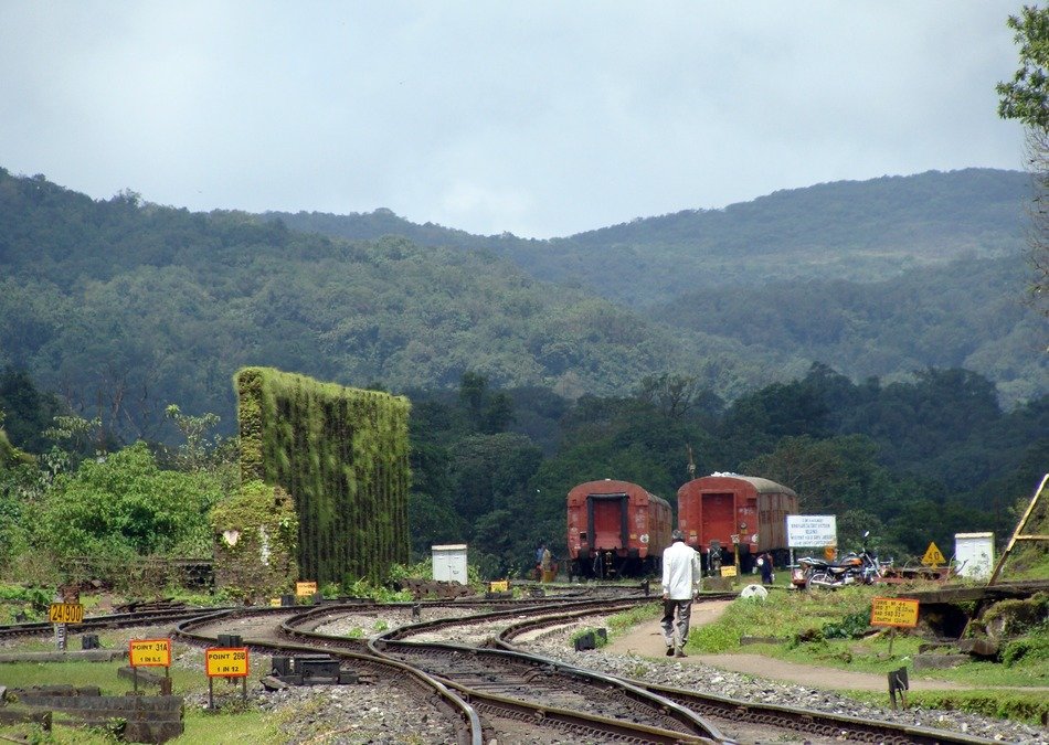 The decoupling of railway tracks against the backdrop of picturesque mountains