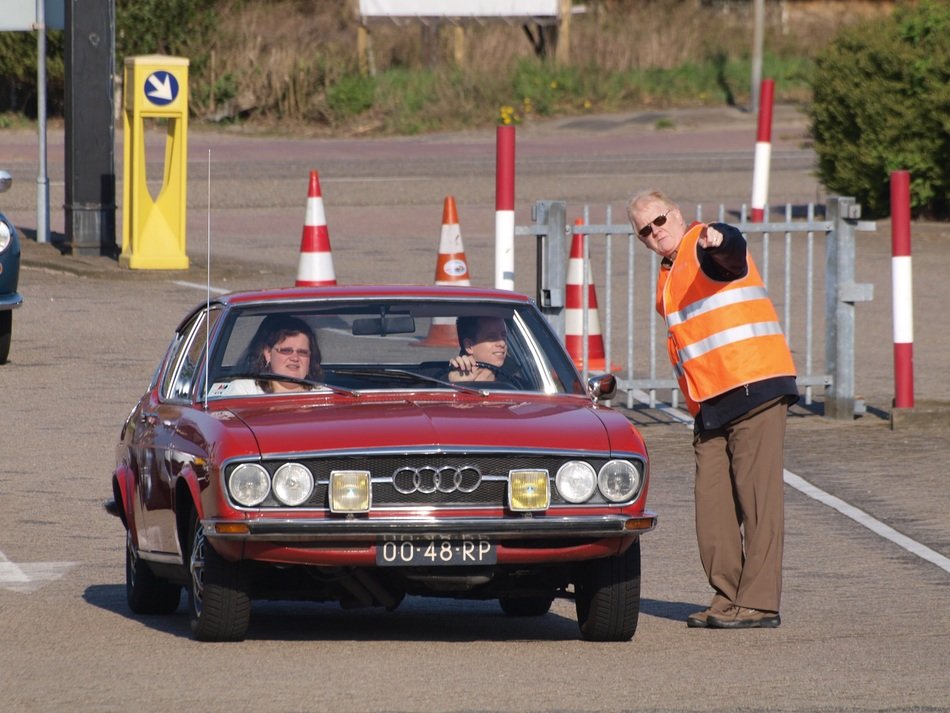 car driver audi 100 asks the way