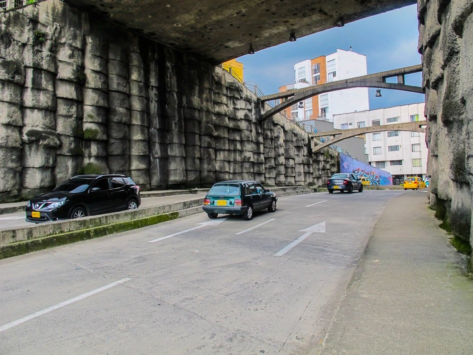 cars under the bridge manizales