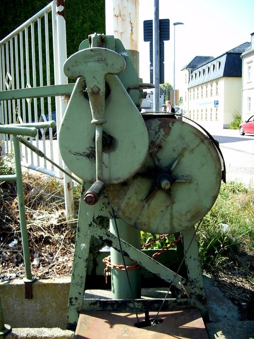 mechanism with a handle in the street