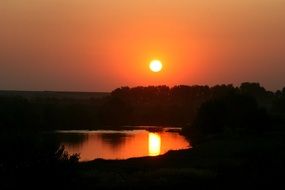 reflection of the evening sun in the water