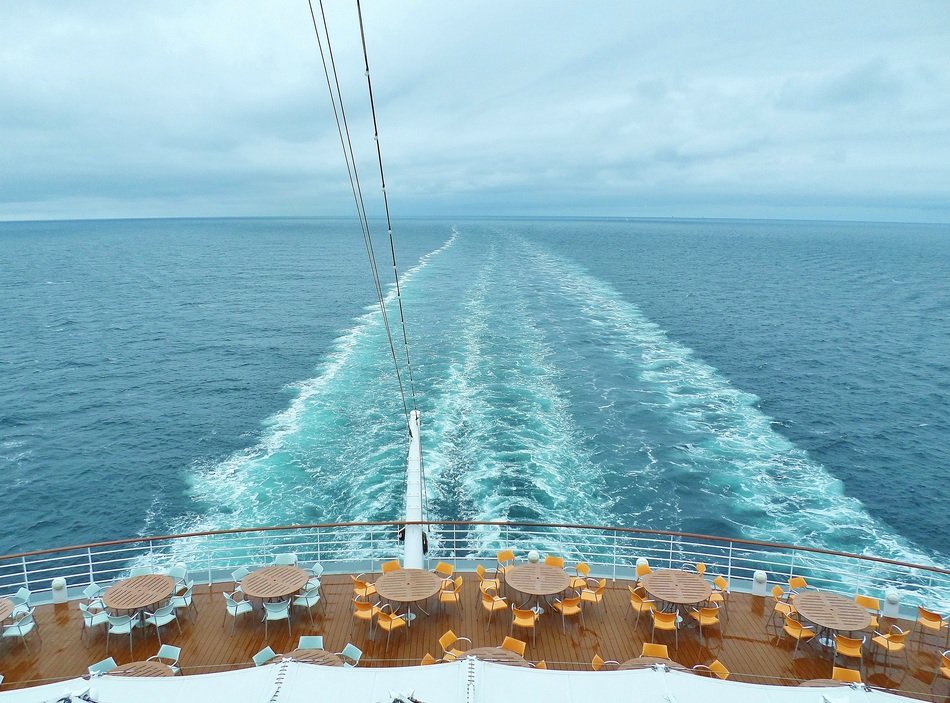 trail from the ship on the water