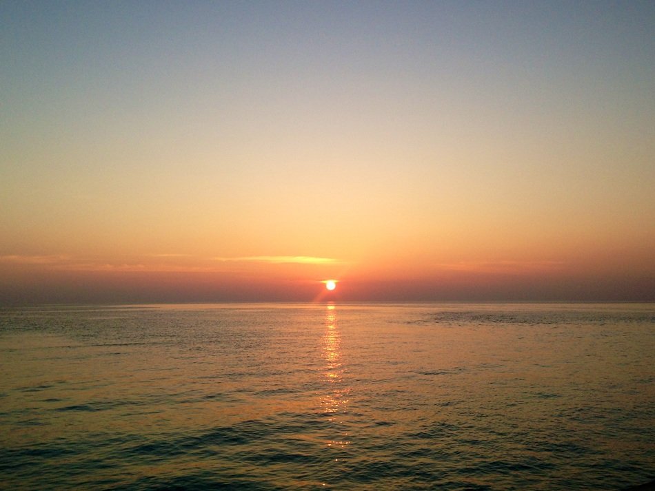 chic maldives sunset on the horizon