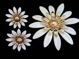 vintage womenâs jewelry like flowers