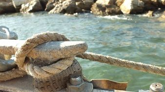 rope with a knot in the stern of the boat