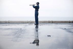 Soldierly trumpeter