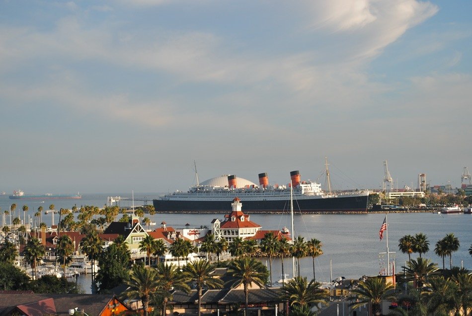 queen mary 2 on a long beach
