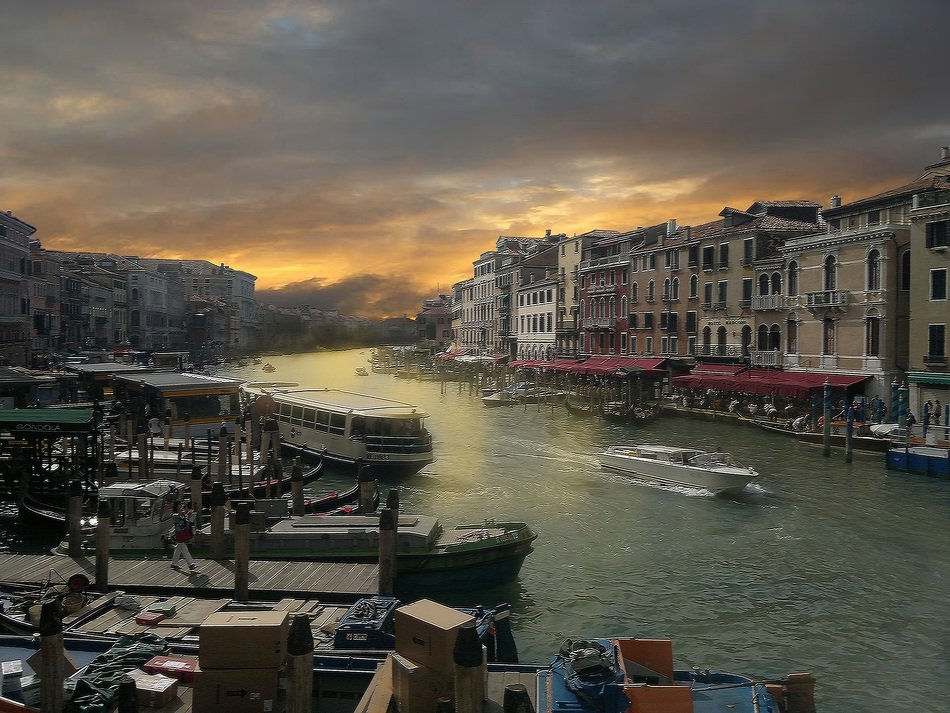 Grant canal in Venice in the cloudy twilight
