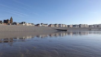 tide on the city beach