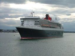 queen mary ii, big cruise ship on sea