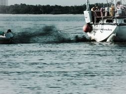 boat pulls the boat
