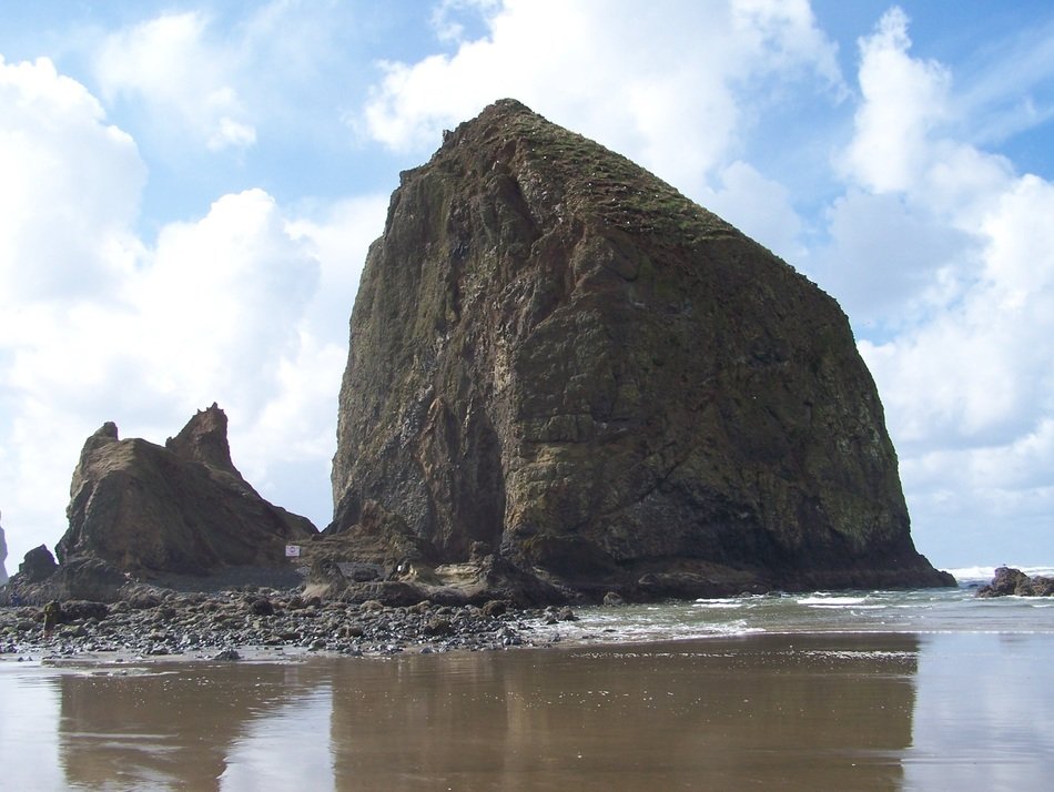 Beautiful Oregon coast with the rocks