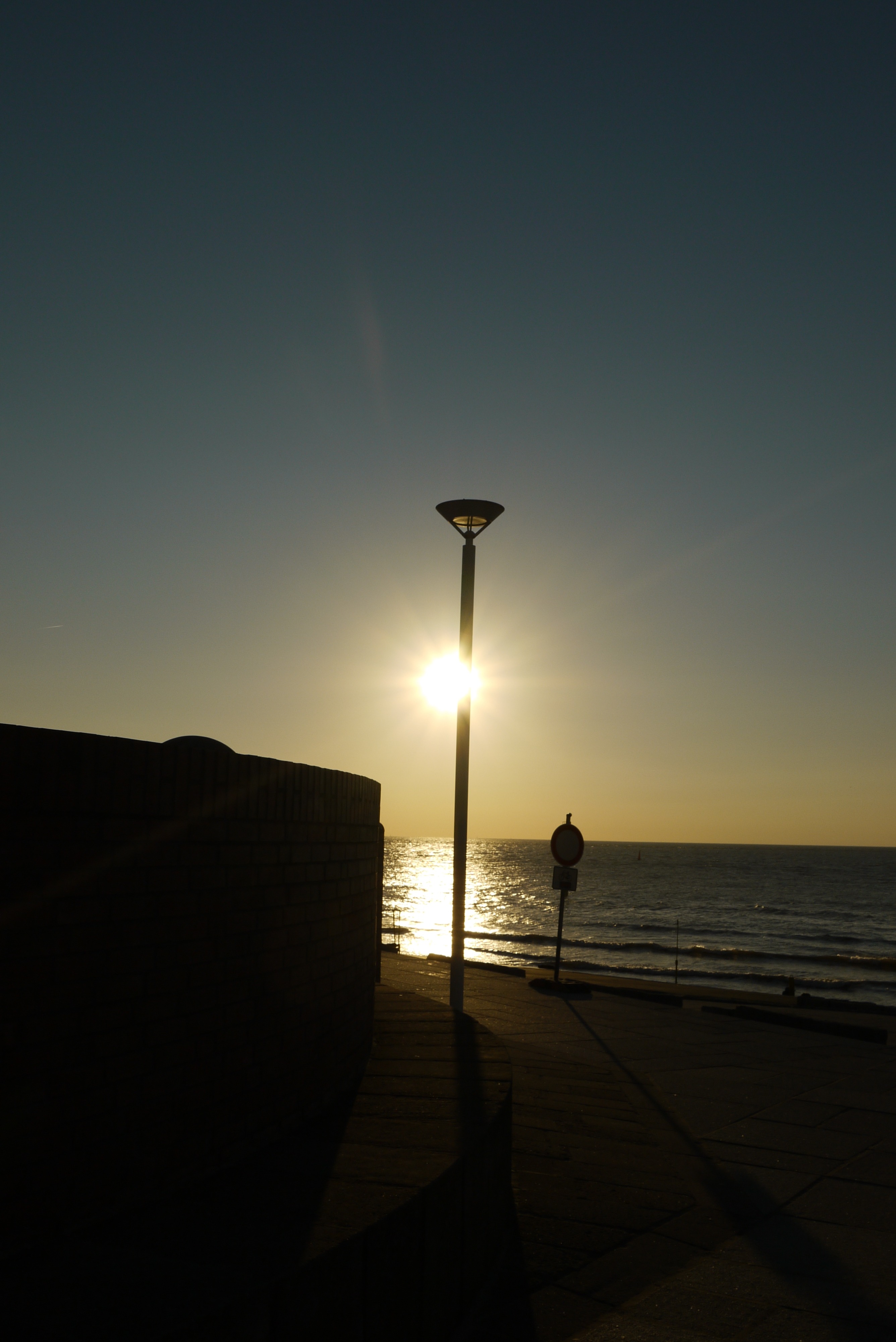 Vening sun at sunset through the lamppost free image download