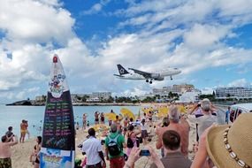 the plane flies over St. Martin
