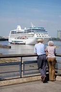 people look at the cruise liner