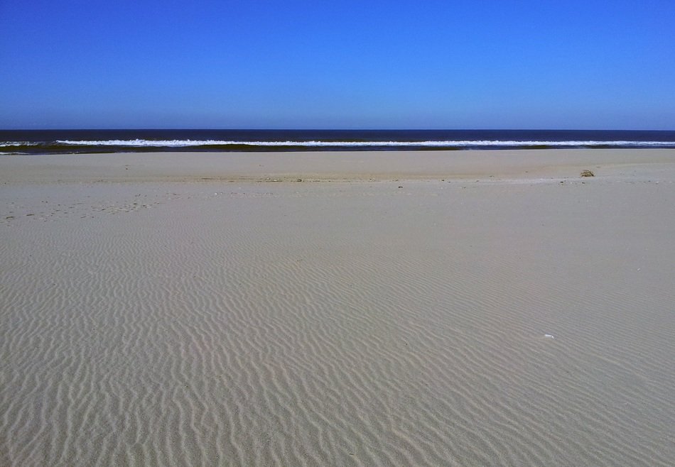 line of ocean on the horizon