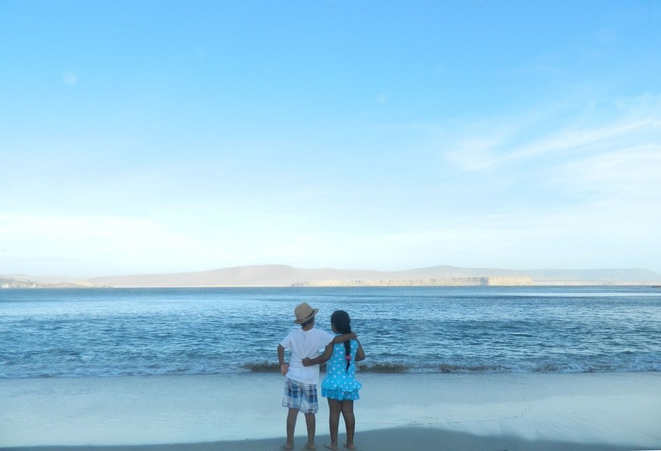 couple on the ocean in Pisco