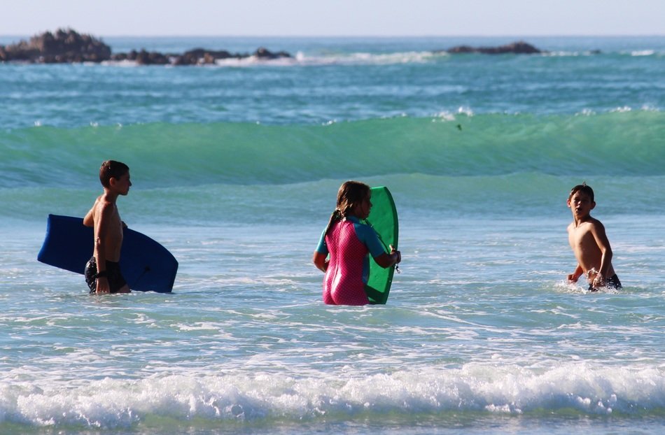 children with bodyboards