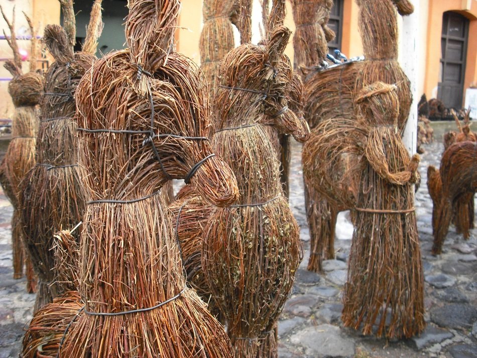 horse figurines made of straw in mexico