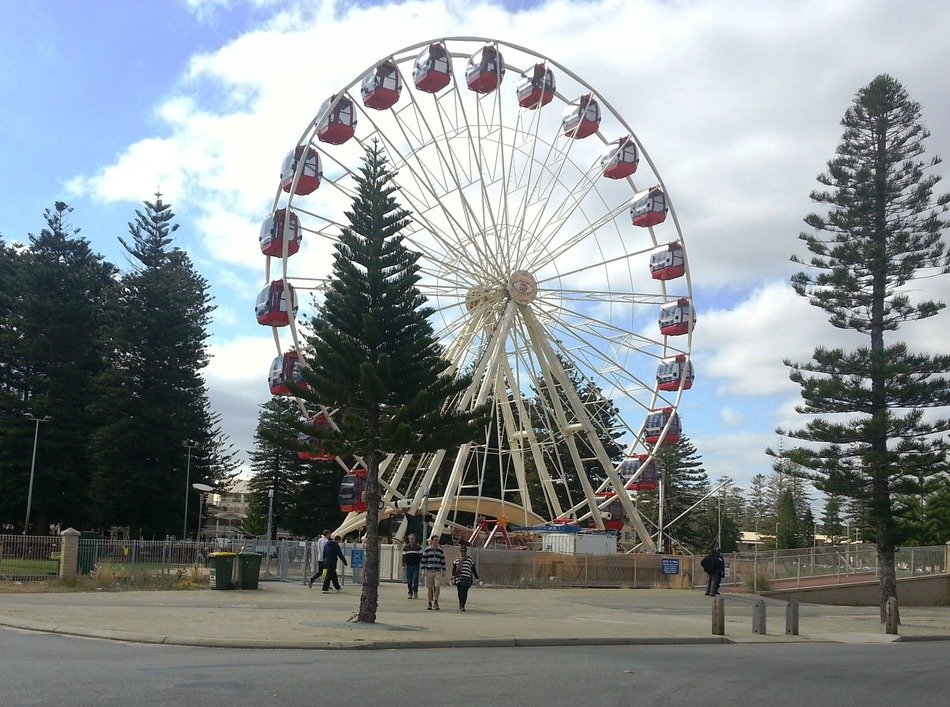 big ferris wheel in the city of fremantle in australia