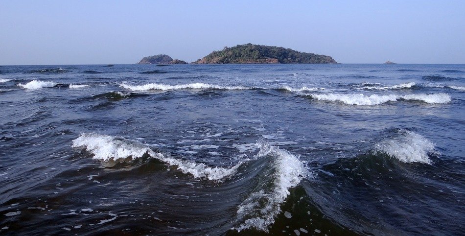 waves of the Indian Ocean on the background of Kadam islands