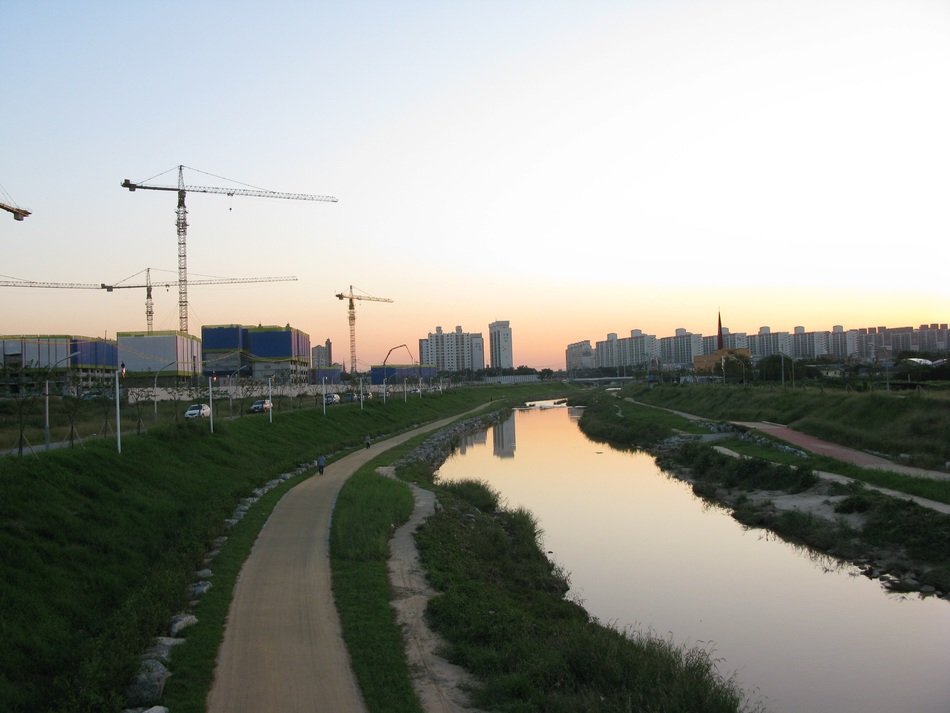 river in the city