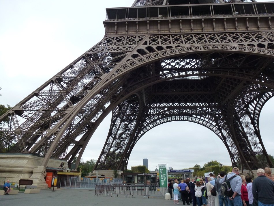 people near the eiffel tower