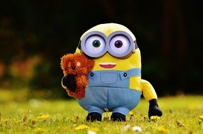 teddy mignon with a toy in his hand