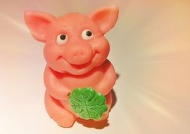 pig with a four-leaf clover as a talisman