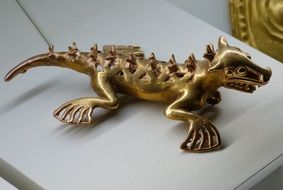 Golden Historically lizard statue