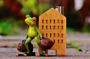ceramic frog with luggage