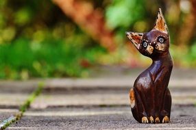 brown wooden cat figurine