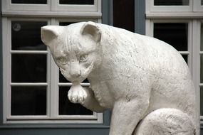 white lynx sculpture